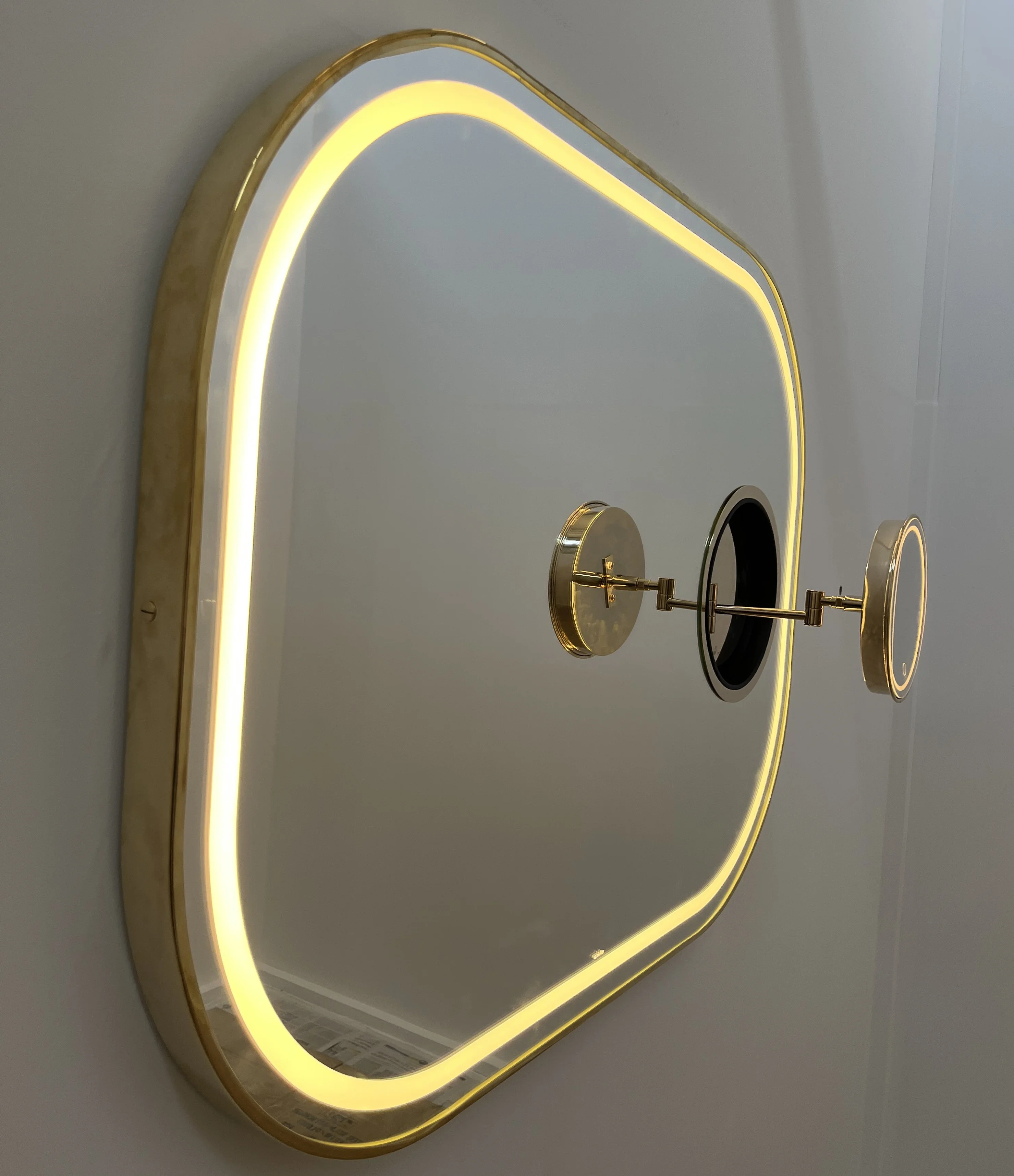 Specchiera con forma decorativa, dotata di specchio cosmetico 3x estraibile e orientabile